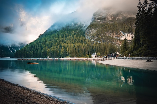 Una vista fantástica sobre el lago braies.