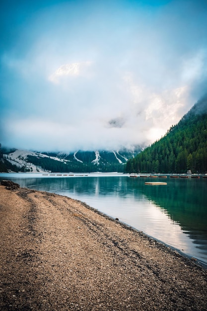 Una vista fantástica sobre el lago braies.