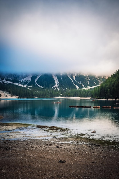 Una vista fantástica sobre el lago braies.