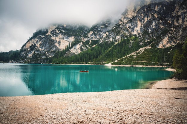 Una vista fantástica sobre el lago braies.