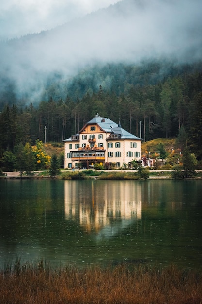 Vista fantástica sobre o lago dobbiaco