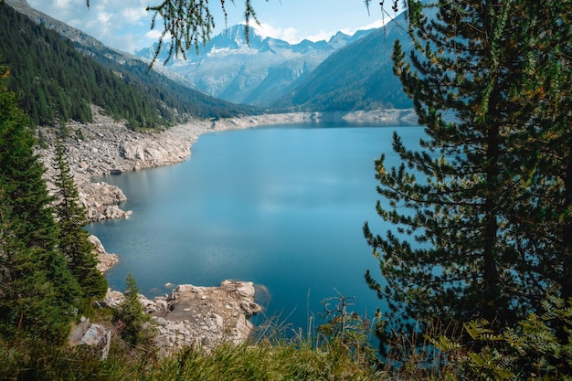 Vista fantástica sobre val di fumo e lago daone