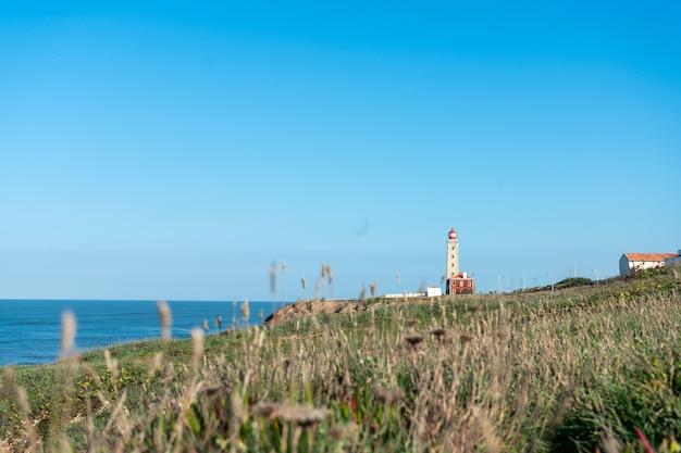 Vista del faro en la costa de Sao Pedro de Moel en portugal.