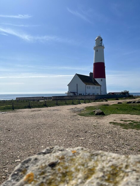 Foto vista del faro del mar contra el cielo