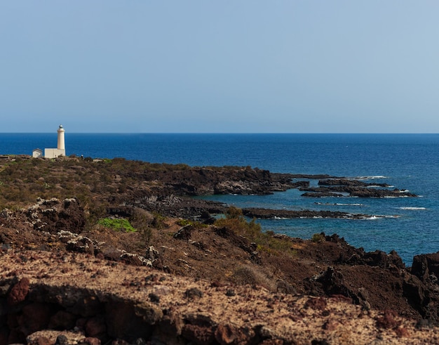 Vista del faro en el pintoresco acantilado de roca de lava Linosa