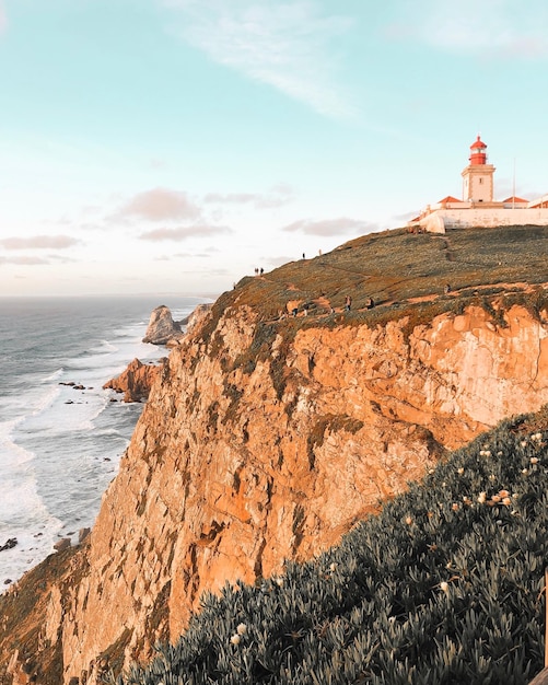 Foto vista del faro en la playa