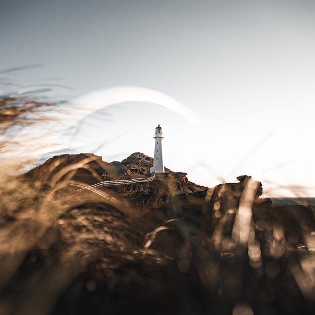 Vista fascinante de um grande farol branco em um dia ensolarado