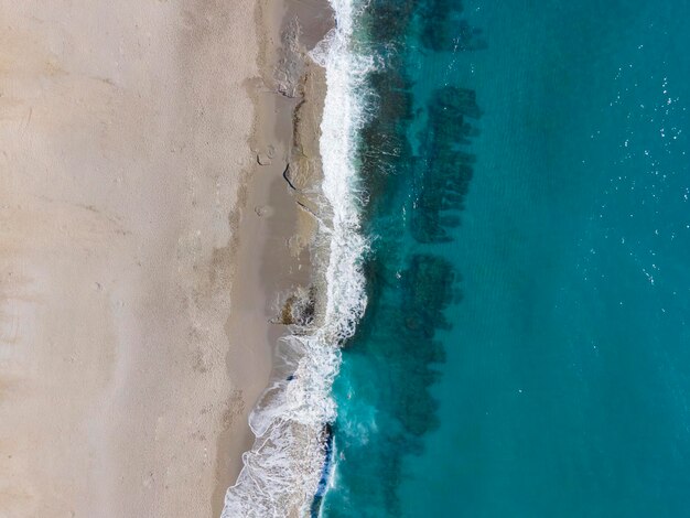 vista fascinante do mar e da costa com drone aéreo