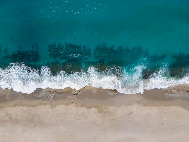 vista fascinante del mar y la costa con drones aéreos