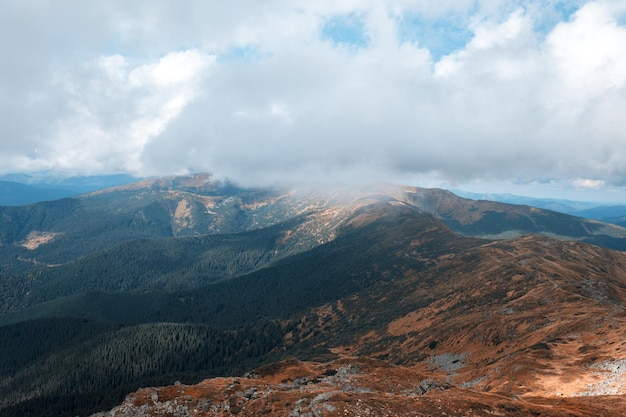 Vista fascinante no topo da montanha dos Cárpatos na Ucrânia