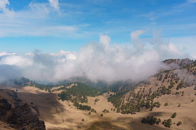 Una vista fascinante del volcán Iztaccihuatl en las nubes