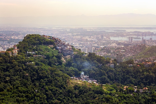 Vista de la favela en una colina de Río de Janeiro, Brasil