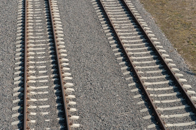 Vista del ferrocarril desde arriba Nuevo ferrocarril moderno con pilotes de hormigón y escombros Construcción de una nueva estación de ferrocarril dos filas de vías férreas