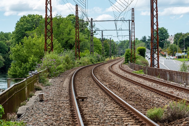 Vista del ferrocarril en la campiña francesa