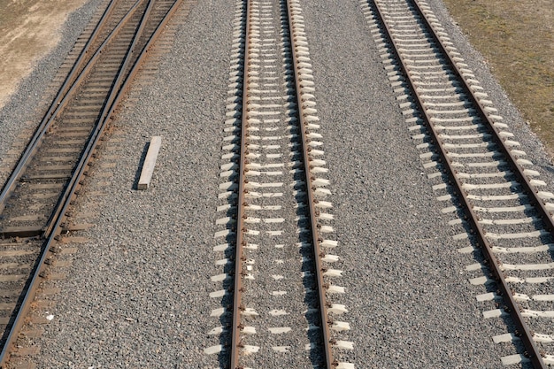 Vista ferroviaria desde arriba Nuevo ferrocarril moderno con pilotes de hormigón y escombros Construcción de una nueva estación de ferrocarril Tres filas de vías férreas