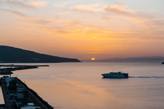 Vista de un ferry al atardecer entrando al puerto de Ceuta Foto de alta calidad