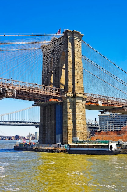 Vista desde el ferry en el puente de Brooklyn sobre East River, Nueva York, Estados Unidos. El puente de Brooklyn es uno de los puentes más antiguos de los Estados Unidos de América.