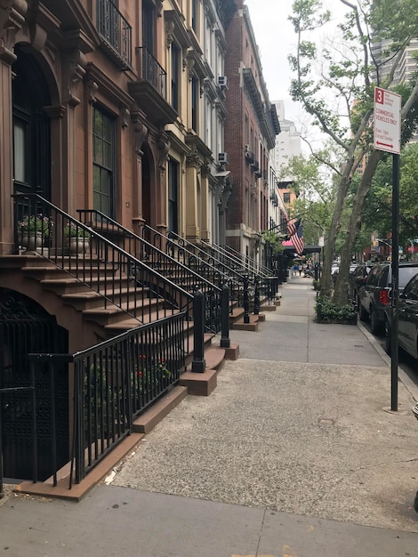 Vista de una fila de escalinatas en una de las famosas calles de un barrio de Brooklyn en la Ciudad de Nueva York