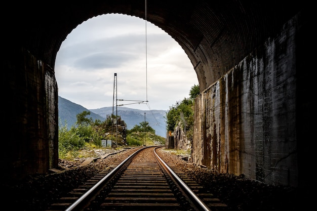 Vista del final del túnel. Vía férrea. Ferrocarril. Una luz al final de un túnel