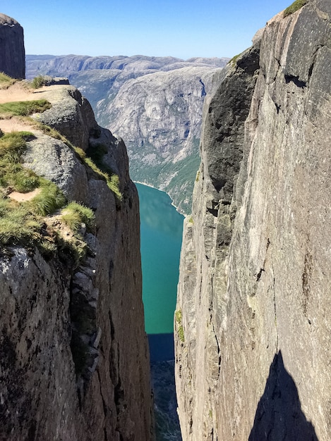 Vista del fiordo desde una altura en la garganta entre las rocas
