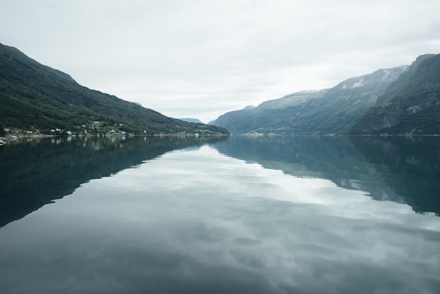 Vista del fiordo y las montañas Noruega