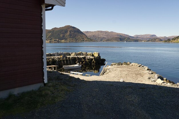Vista del fiordo en Noruega en Westcap Selje es un paraíso de pesca
