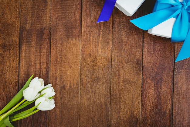 Vista de flores blancas y regalos azules