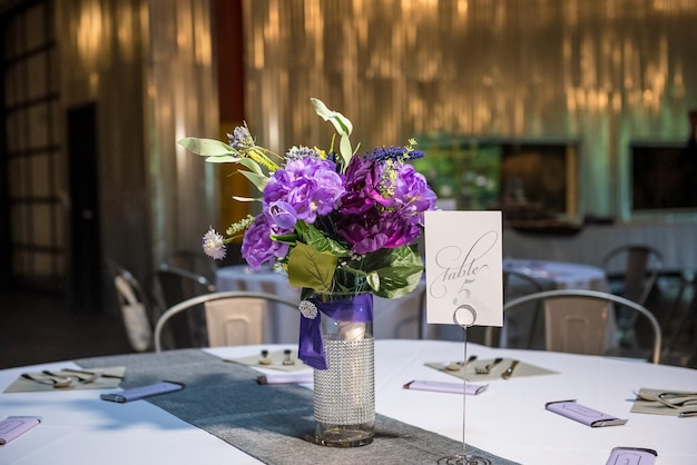 Vista de las flores moradas en el jarrón como decoración en la fiesta de bodas