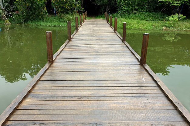 Foto vista del fondo del aterrizaje del lago