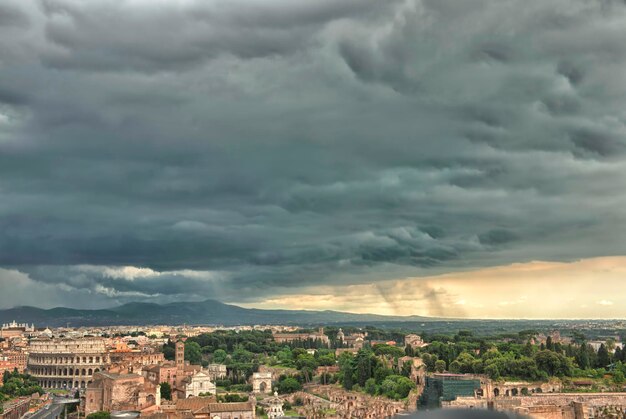 Vista del Foro Imperial de Roma antes de una tormenta