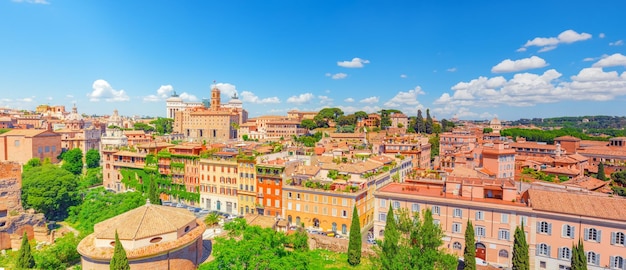 Vista desde el Foro Romano y la Colina PalatinaCollina del Palatino en la cima de Roma