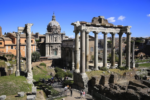 Foto vista del foro romano con el templo de saturno, roma, italia