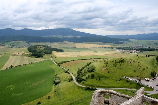 Vista desde la fortaleza caballeresca en las cercanías en Eslovaquia