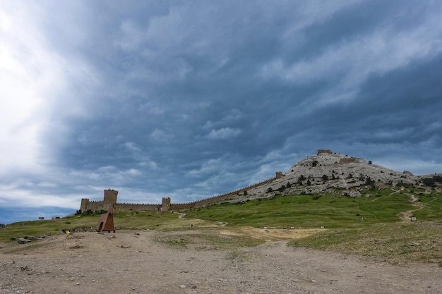 Vista de la fortaleza genovesa con un cielo tormentoso en la montaña de la fortaleza Sudak Crimea