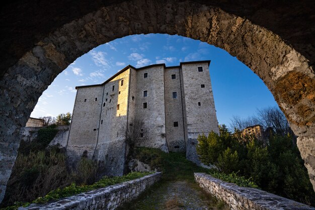 Vista de la fortaleza de Malatesta desde el puente de Cecco