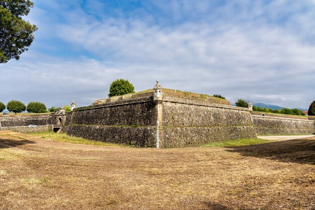 Vista de la fortaleza de Valenca do Minho en Portugal