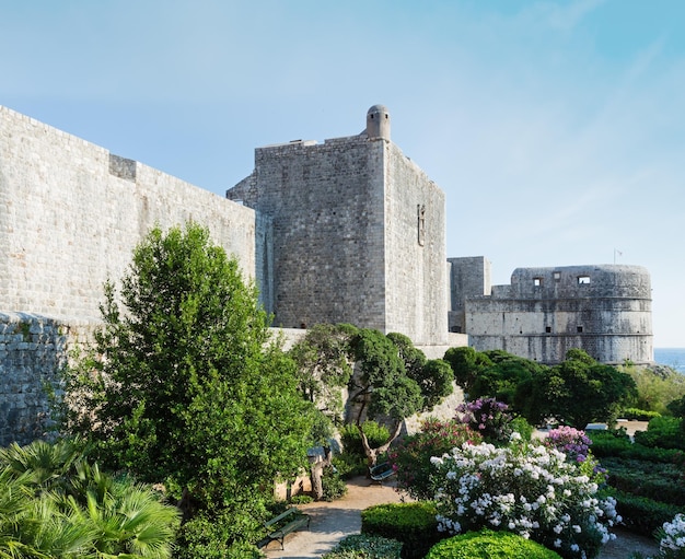 Vista de la fortaleza de verano en la roca Dubrovnik Croacia