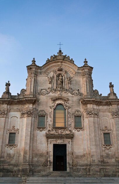 Foto vista frente a la iglesia de san francisco de asís en el centro histórico de la ciudad de matera basilicata italia