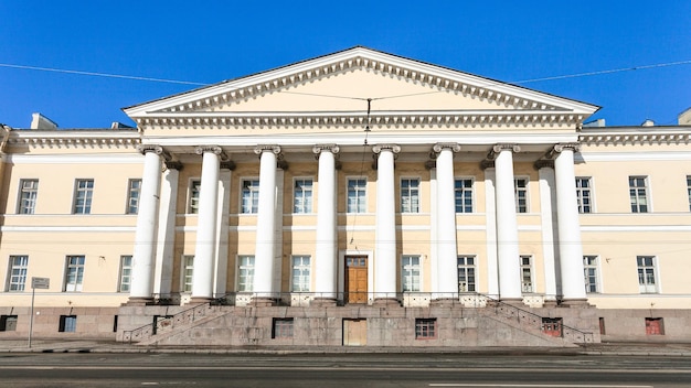 Foto vista frontal de la academia de ciencias de san petersburgo