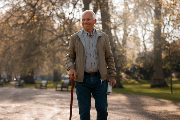 Foto vista frontal anciano dando un paseo