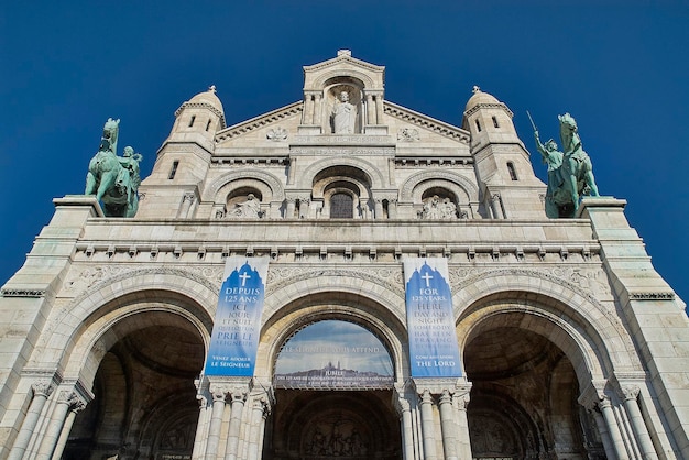 Vista frontal en bajo ángulo de la basílica del Sagrado Corazón