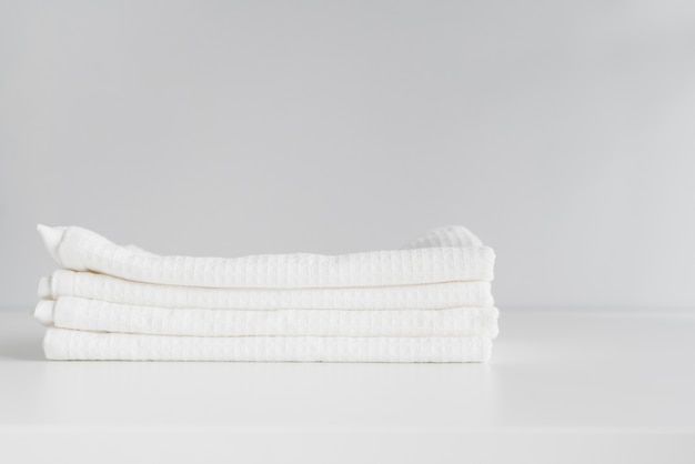 Foto vista frontal apiladas toallas blancas