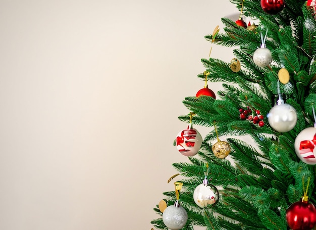 Vista frontal del árbol de Navidad y espacio para copiar regalos.