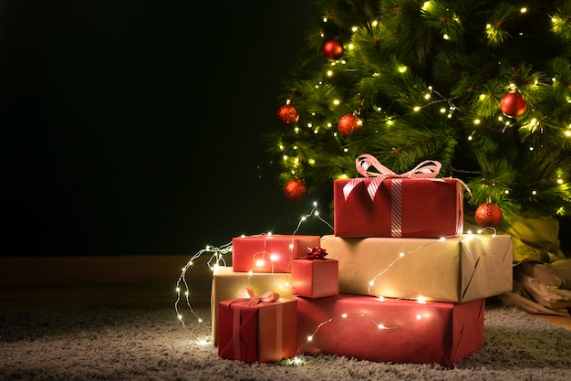 Vista frontal del árbol de navidad y regalos