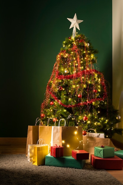 Vista frontal del árbol de navidad y regalos