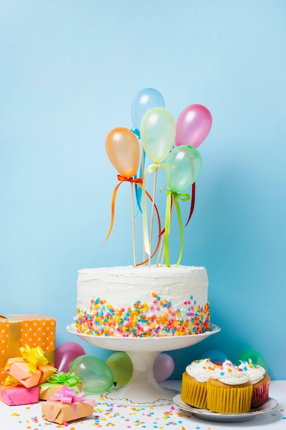 Vista frontal arreglo de cumpleaños con globos de colores