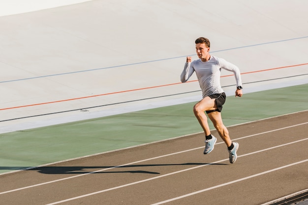 Vista frontal del atleta corriendo con copia espacio