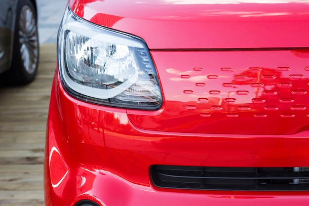 Vista frontal del auto deportivo rojo, primer plano