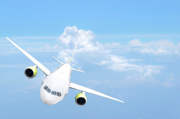 Vista frontal del avión de pasajeros en el cielo azul.