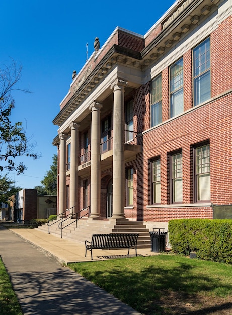 Foto vista frontal del ayuntamiento en la pequeña ciudad de greenville ms